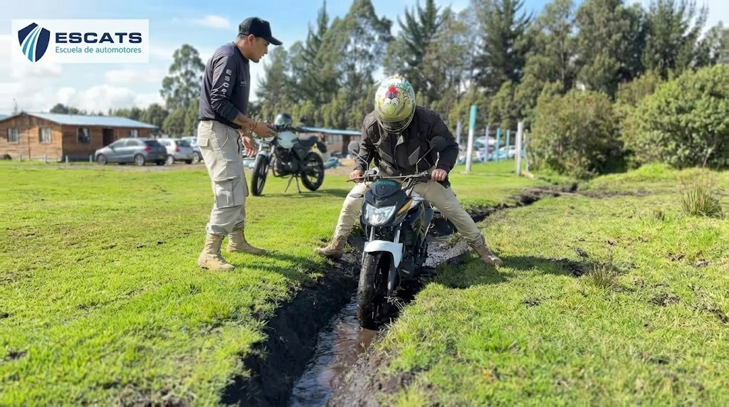 Curso de conduccion avanzado para motociclistas escats; pista privada para la práctica- ejercicio sobre terreno irregular
