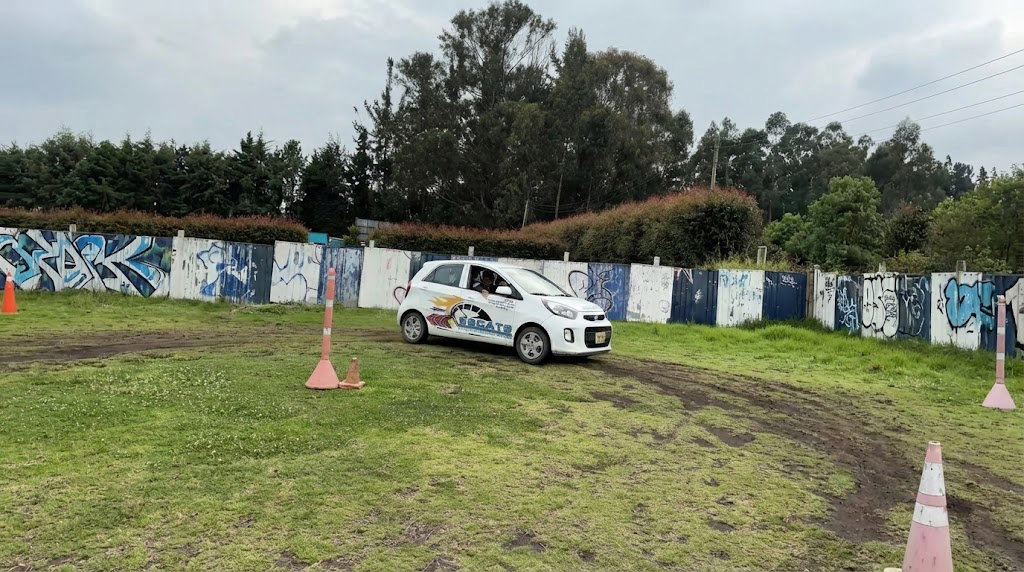 Curso de conduccion escats Subachoque licencia b1 y c1 ejercicio sobre terreno irregular