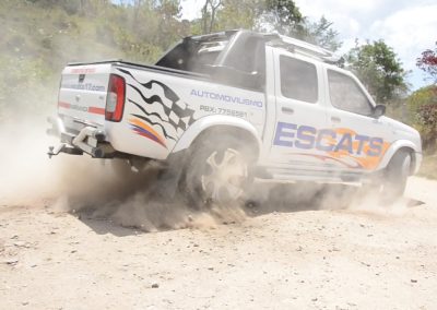 Curso de conducción off road 4×4. Vehículos todo terreno como camionetas, camperos y SUV. Transmisión manual (4H/4L), automática e integral.